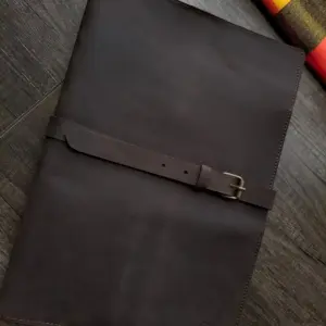 Oil pull up leather laptop sleeve